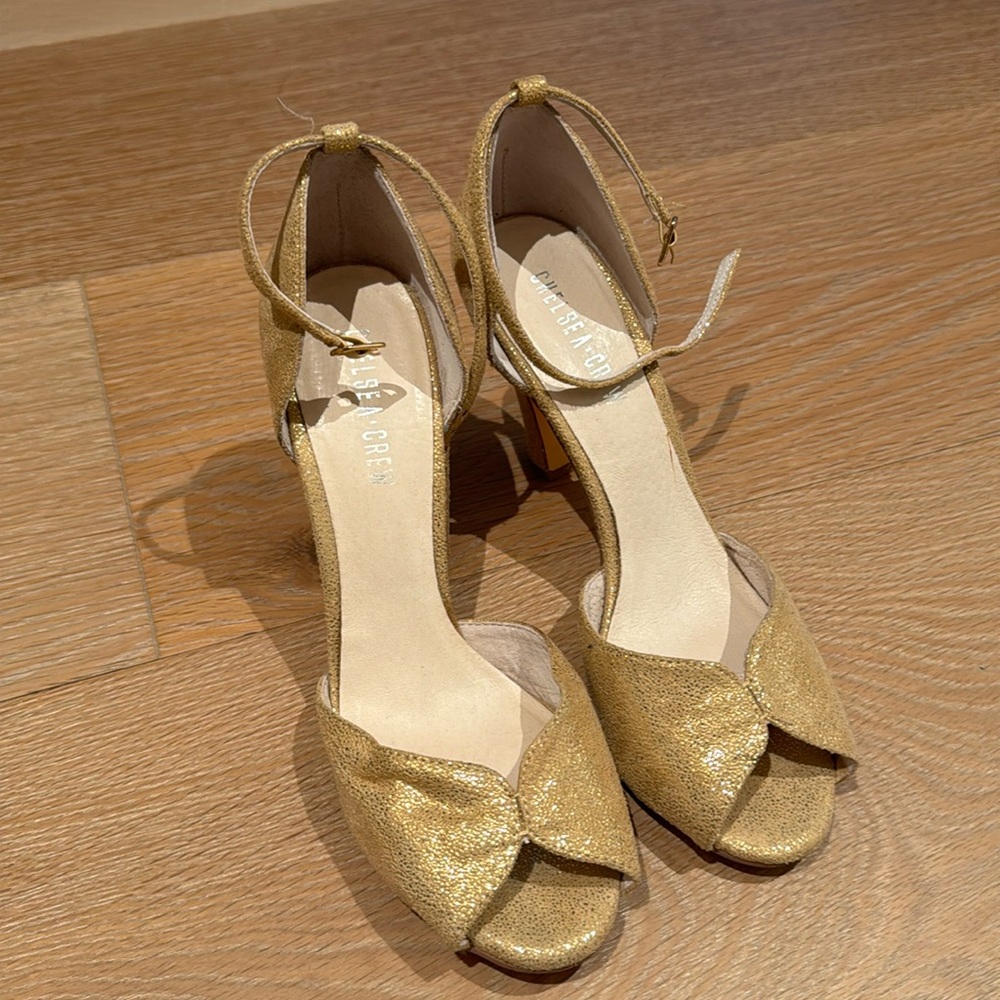 Chelsea crews Lola heels.